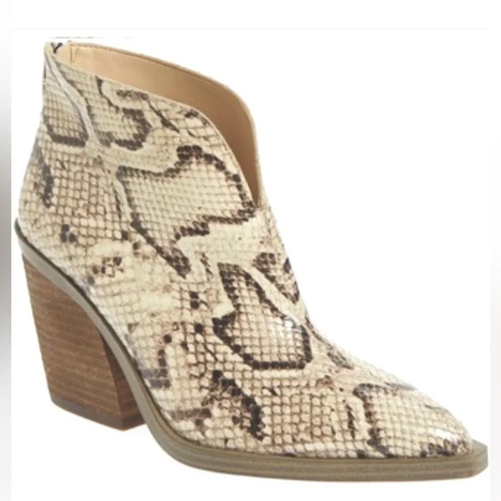 VINCE CAMUTO Short White Leather Boots Ginsel Size 6.5 Snake Print 1362-18